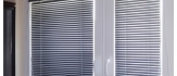 Żaluzje poziome zintegrowane z ramą okienną ( górna kaseta w kolorze żaluzji )